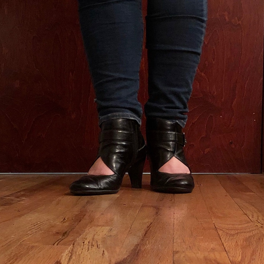 Black booties with top of foot cutouts Size 7.5 - Picture 4 of 10